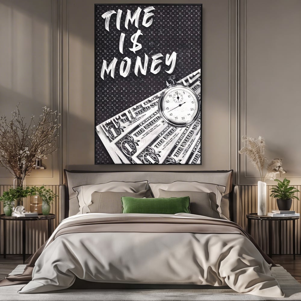 Tablou canvas cu tablou motivational cu bani si ceas, in rama de aluminiu negru, pe perete intr-un dormitor